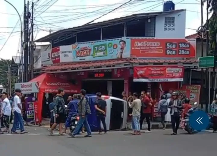 Kecelakaan Siang Bolong di Simpang Stasiun Ciamis, Mobil Elf Tabrak Dua Motor dan Counter HP