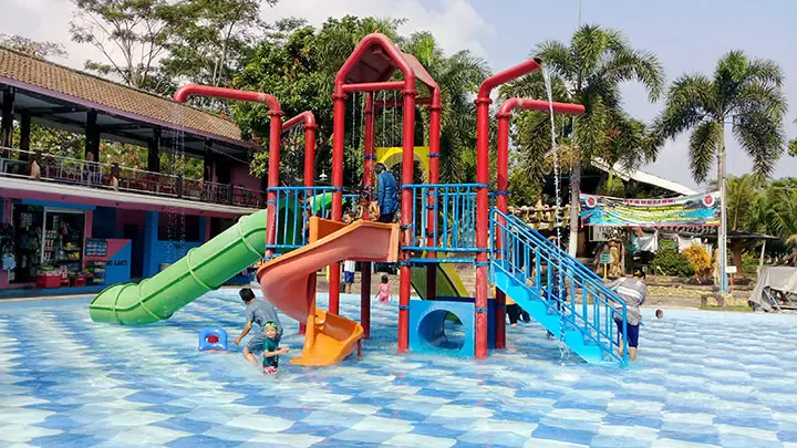Sejumlah Kolam Renang di Majalengka Dipadati Pengunjung Saat Libur Natal dan Tahun Baru 2025 (Sumber: Salsa Wisata)